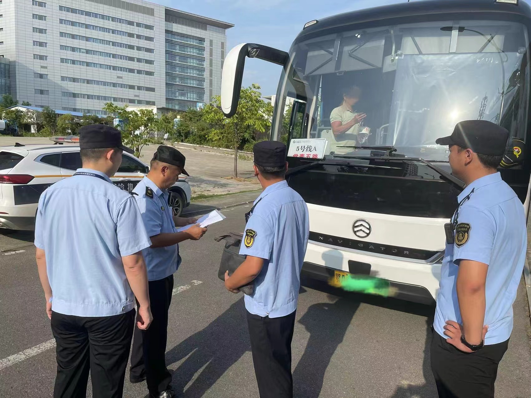 武汉开展包车客运专项执法行动 搭载上班的通勤车也要&ldquo;三证一牌&rdquo;车